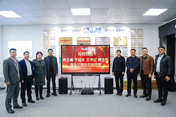 肖主席參觀蘇州香蕉三级视频門業 肖主席參觀蘇州香蕉三级视频門業